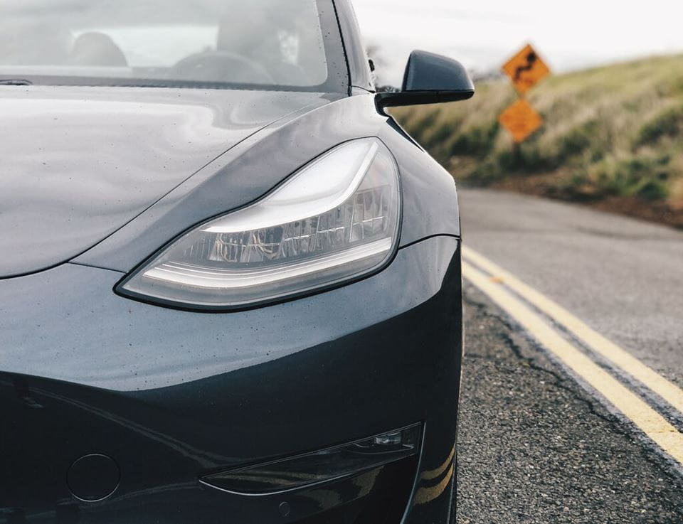 Toimintamatka ja lataaminen: Tesla kulkee pisimmälle ja lataa nopeimmin